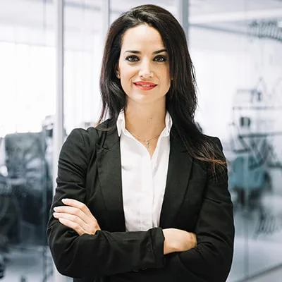 Geschäftsfrau im Büro von Miat Solartech GmbH