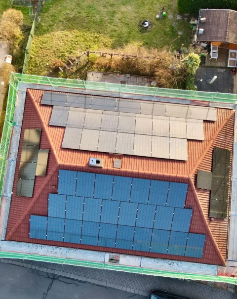 Dach mit Solarmodulen von Miat Solartech GmbH