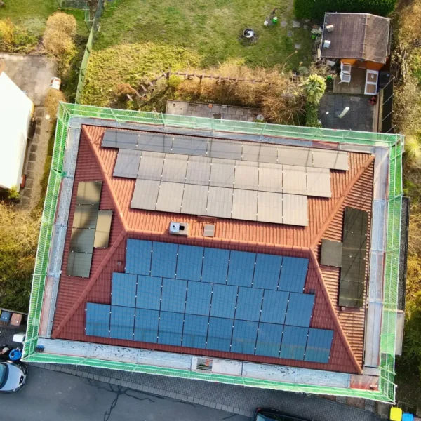 Dach mit Solarmodulen von Miat Solartech GmbH