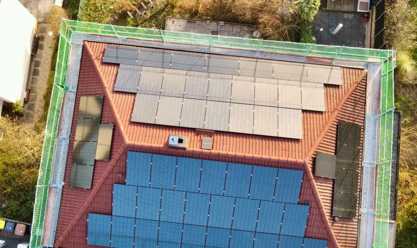 Dach mit Solarmodulen von Miat Solartech GmbH