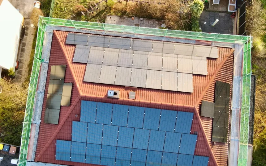 Dach mit Solarmodulen von Miat Solartech GmbH
