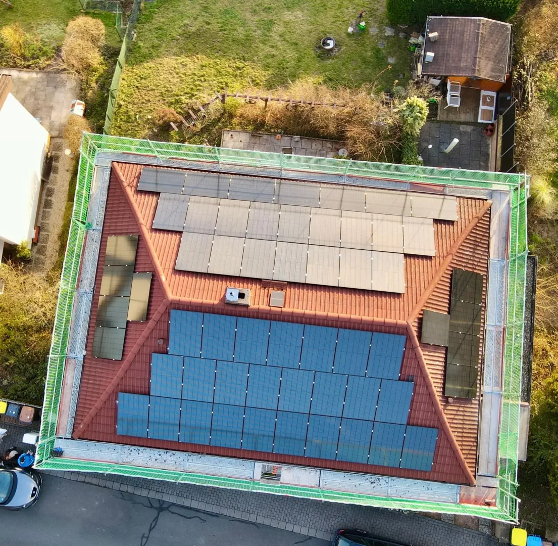 Dach mit Solarmodulen von Miat Solartech GmbH