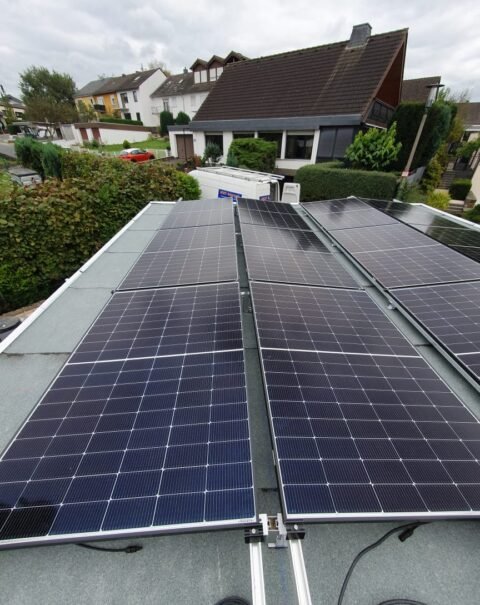 Photovoltaikanlage auf Garagendach in Nievern, installiert von Miat Solartech GmbH.
