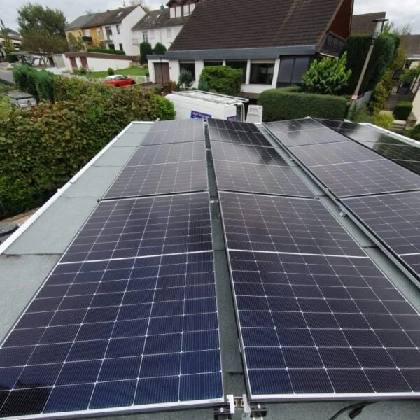 Photovoltaikanlage auf Garagendach in Nievern, installiert von Miat Solartech GmbH.