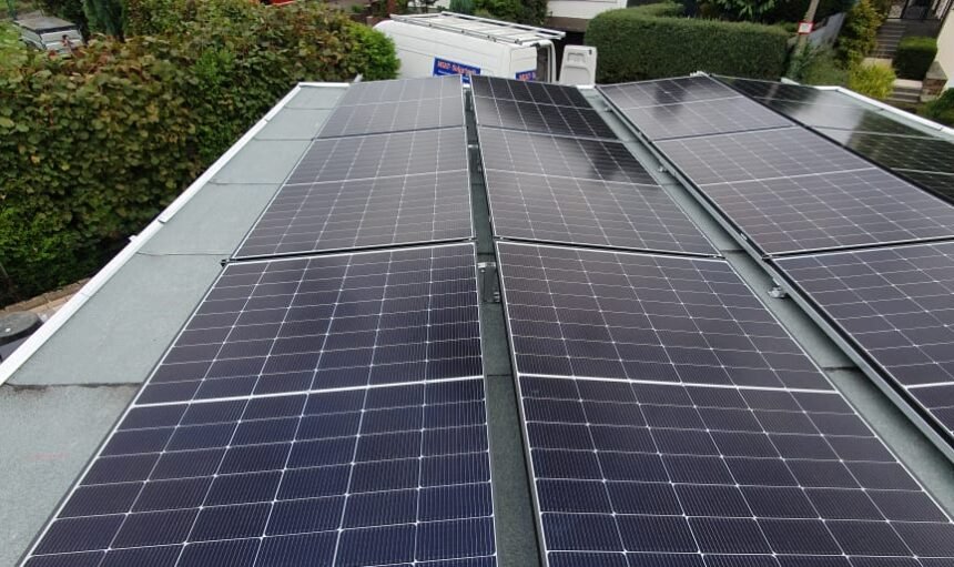 Photovoltaikanlage auf Garagendach in Nievern, installiert von Miat Solartech GmbH.
