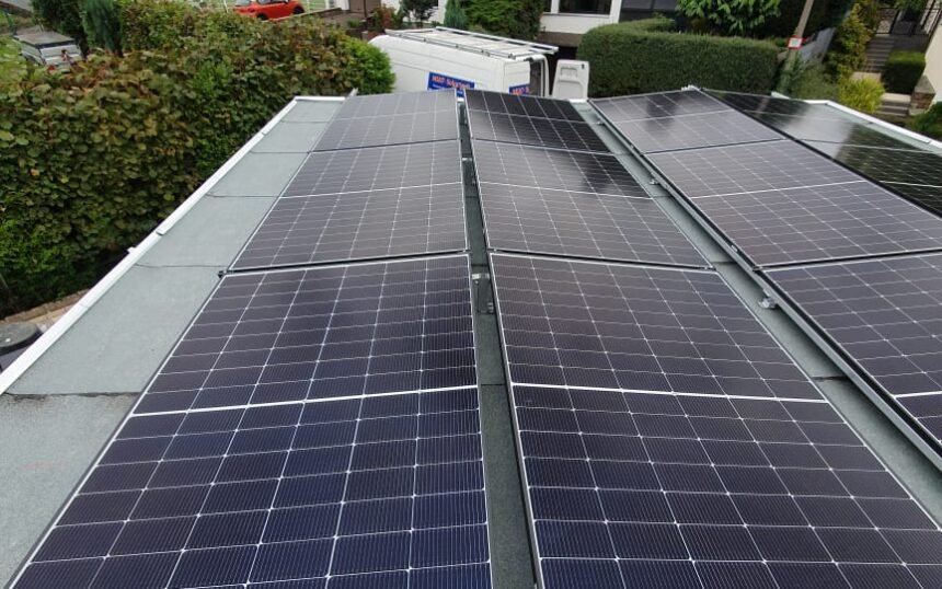 Photovoltaikanlage auf Garagendach in Nievern, installiert von Miat Solartech GmbH.