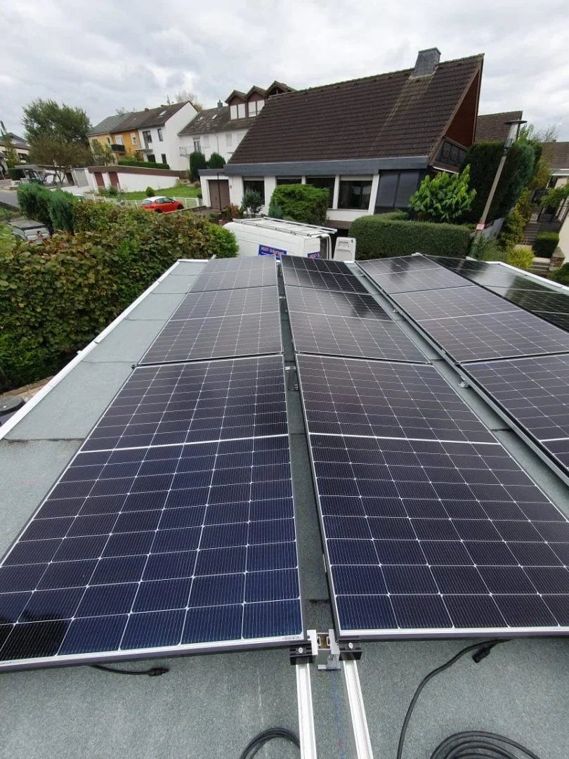 Photovoltaikanlage auf Garagendach in Nievern, installiert von Miat Solartech GmbH.