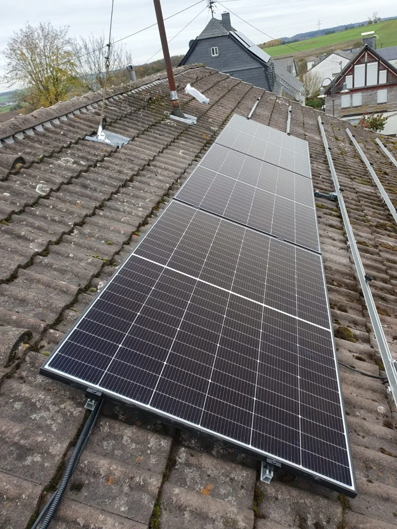 Solarmodule auf einem Dach in Bendorf installiert