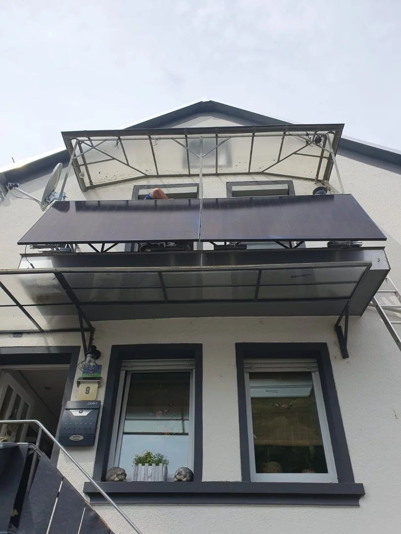 Solarmodule auf Balkon eines Hauses in Dausenau