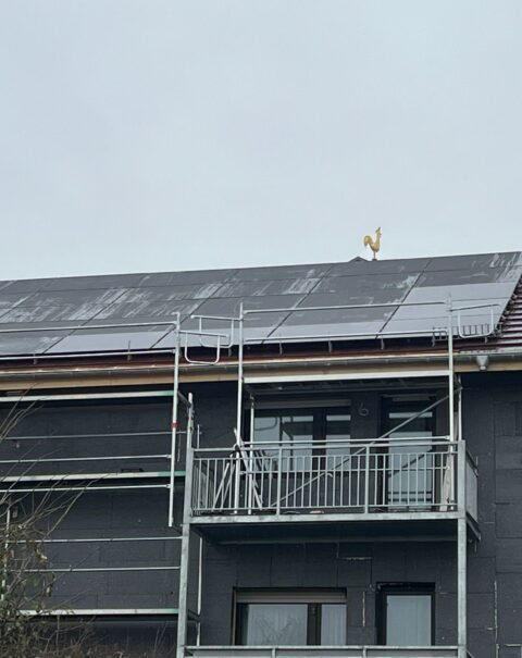 Solaranlage auf einem Dach in Hadamar, installiert von Miat Solartech GmbH.