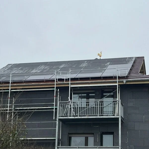 Solaranlage auf einem Dach in Hadamar, installiert von Miat Solartech GmbH.