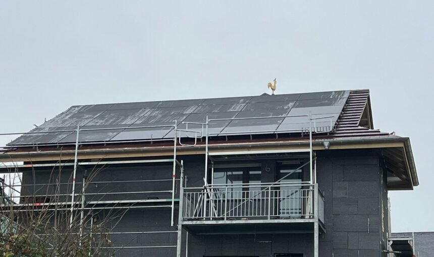 Solaranlage auf einem Dach in Hadamar, installiert von Miat Solartech GmbH.