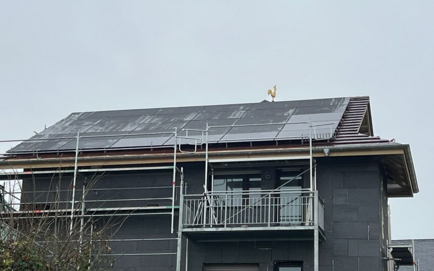 Solaranlage auf einem Dach in Hadamar, installiert von Miat Solartech GmbH.