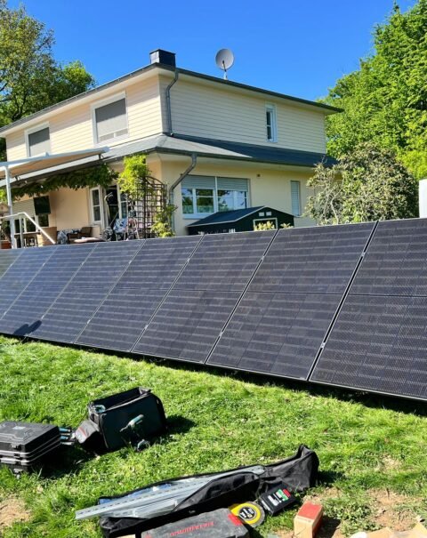 Photovoltaikanlage vor einem Haus mit Techniker