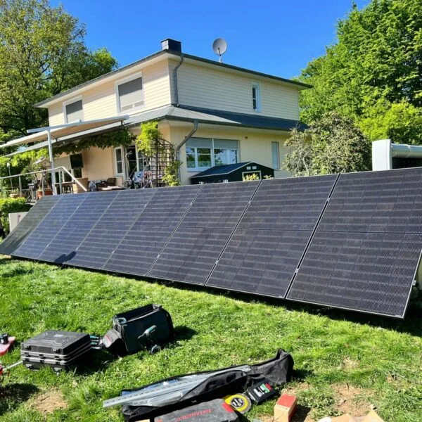 Photovoltaikanlage vor einem Haus mit Techniker