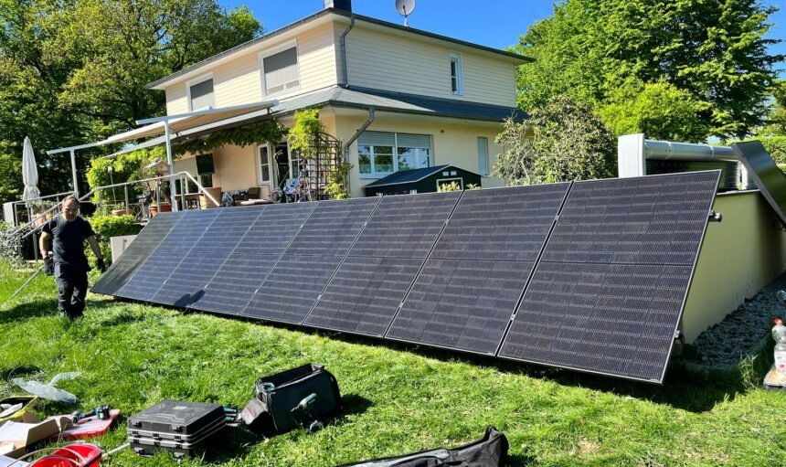 Photovoltaikanlage vor einem Haus mit Techniker