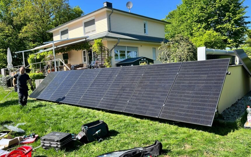 Photovoltaikanlage vor einem Haus mit Techniker