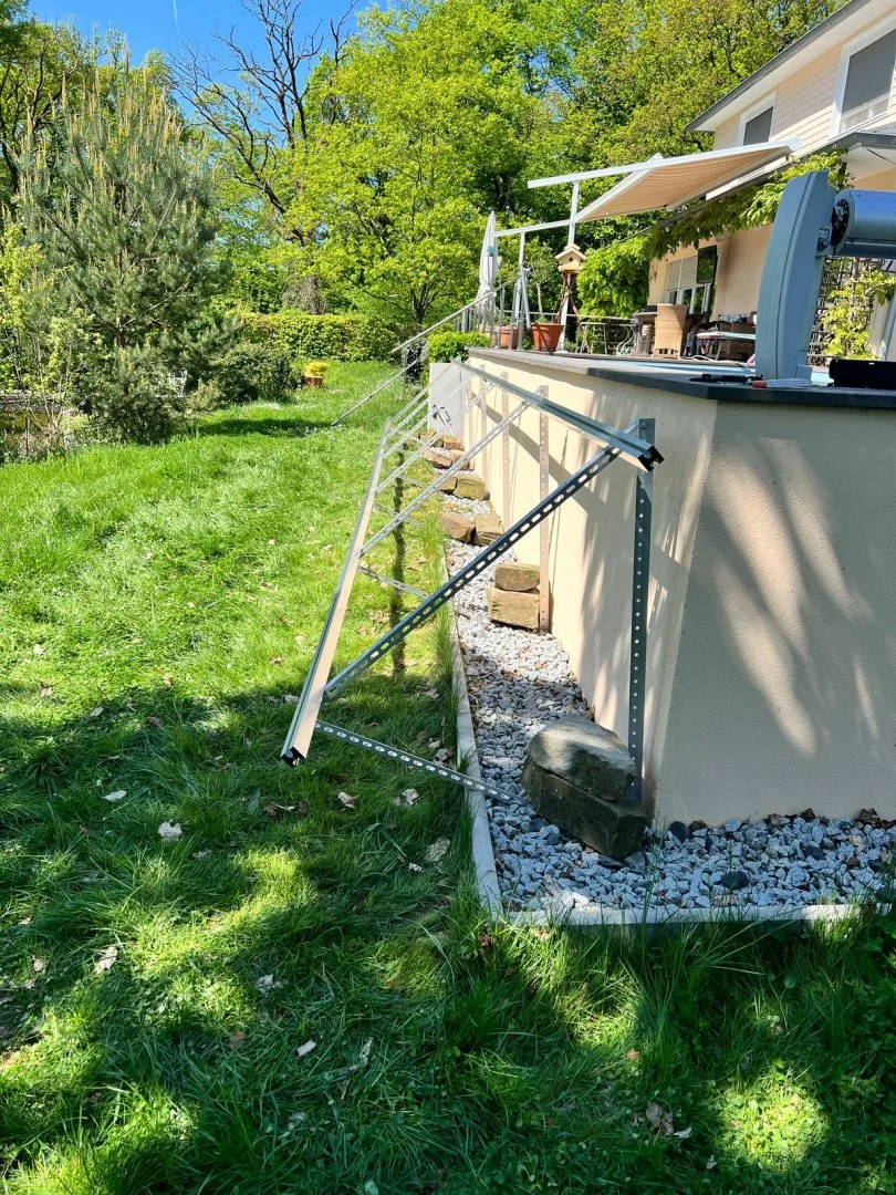 Solaranlage auf einer Terrasse mit grüner Umgebung