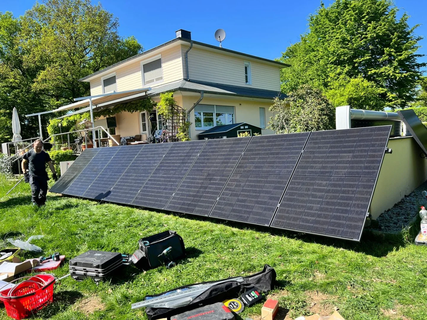 Photovoltaikanlage vor einem Haus mit Techniker