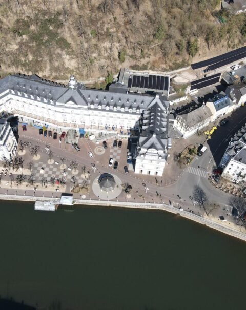 Luftaufnahme eines großen Gebäudekomplexes in Bad Ems am Fluss