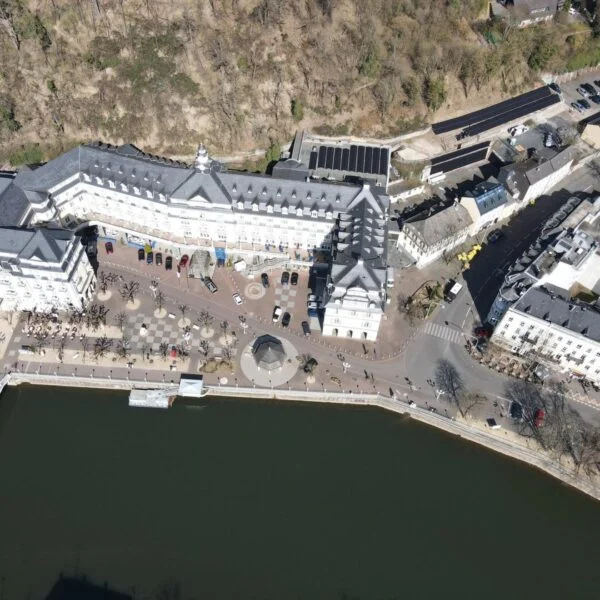 Luftaufnahme eines großen Gebäudekomplexes in Bad Ems am Fluss