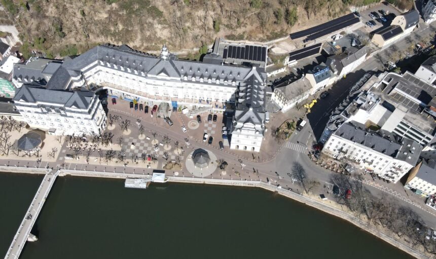 Luftaufnahme eines großen Gebäudekomplexes in Bad Ems am Fluss