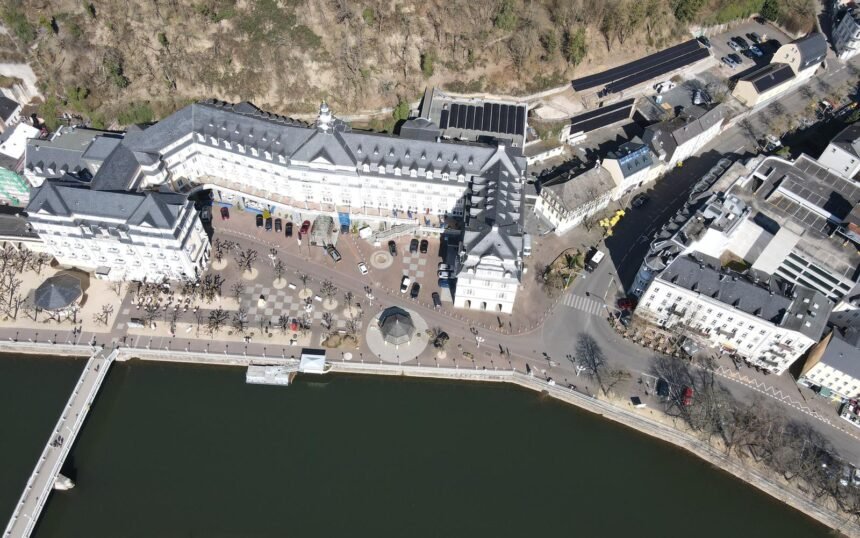 Luftaufnahme eines großen Gebäudekomplexes in Bad Ems am Fluss