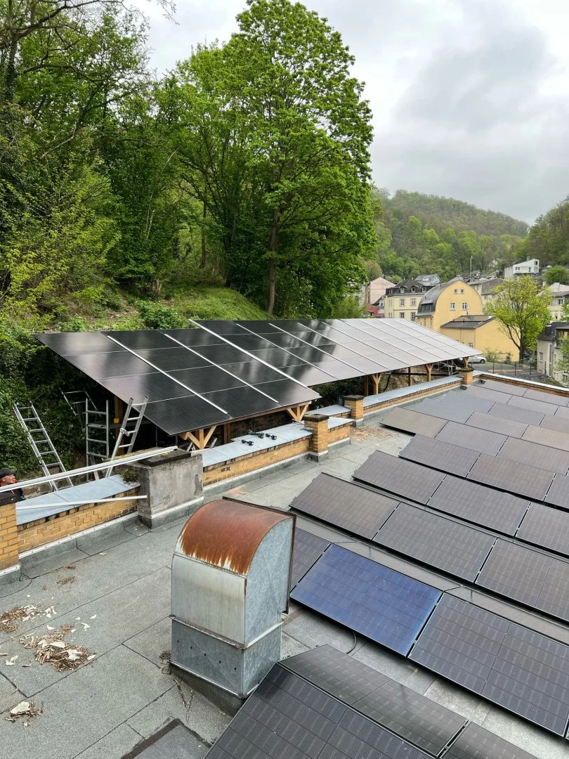 Solaranlage auf Carport in Bad Ems, umgeben von Bäumen