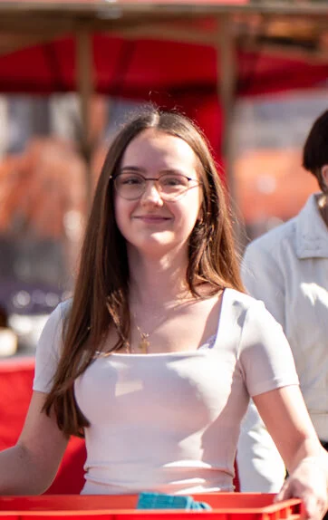 Junge Frau mit Brille bei einem Outdoor-Event