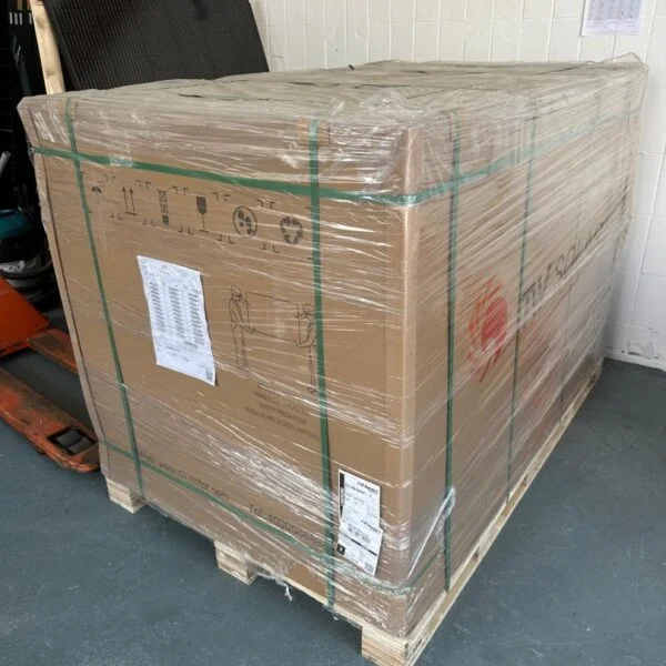 Verpackte Solarmodule auf Palette bei Miat Solartech GmbH