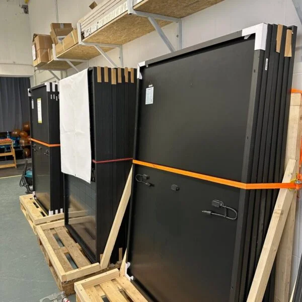 Solarmodule in Lagerregal bei Miat Solartech GmbH