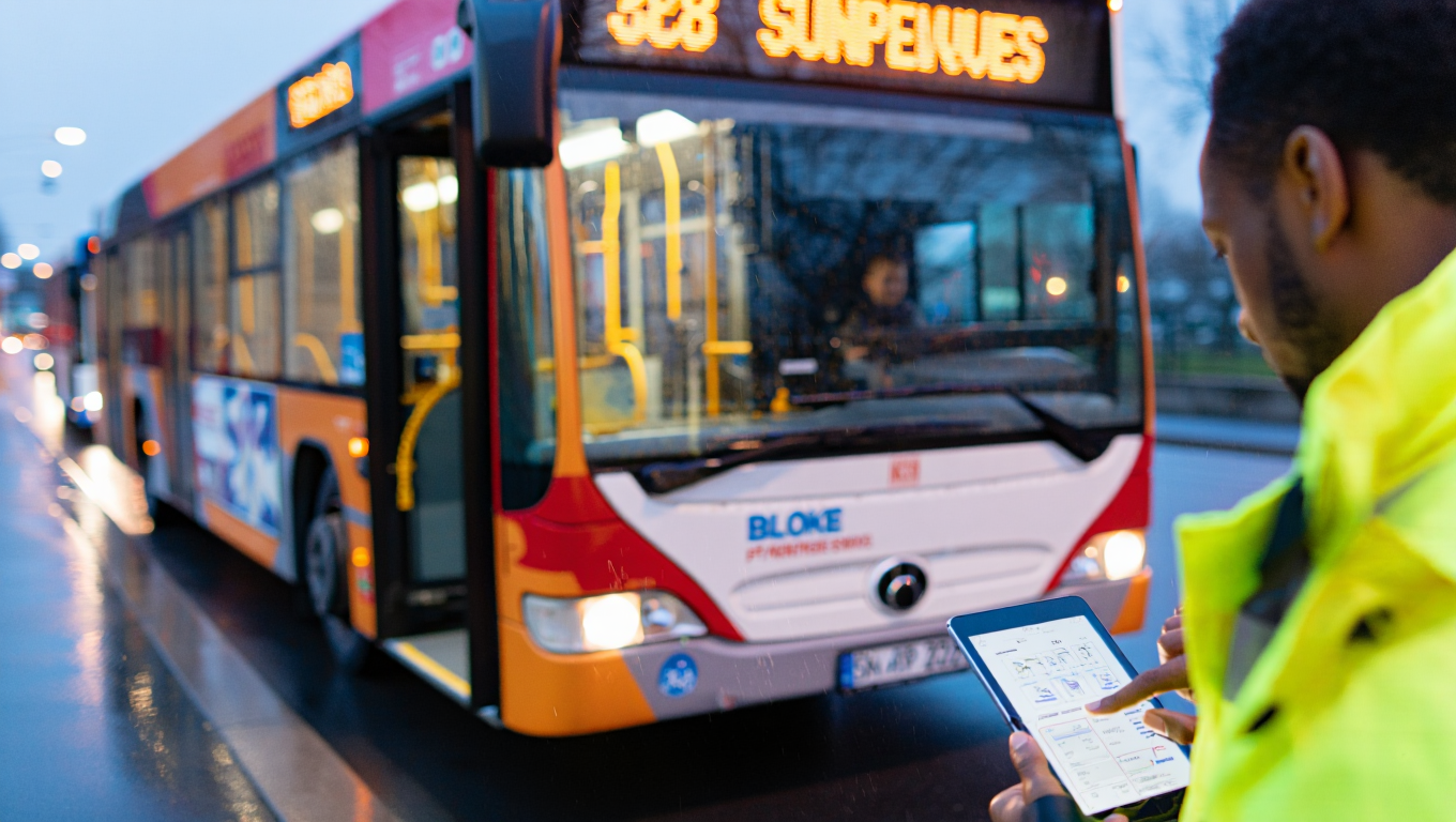 Öffentlicher Bus der Linie 328 mit Ziel Superknees, während ein Fahrgast Informationen auf einem Smartphone überprüft.
